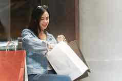 亚洲时尚女人走购物购物中心购物袋闪光出售促销活动