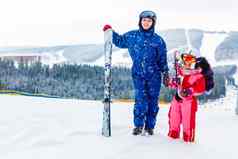 冬天滑雪女孩妈妈。滑雪度假胜地