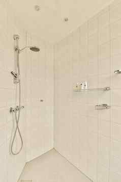 白色平铺的浴室淋浴淋浴
