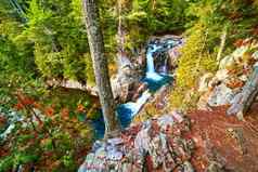小道悬崖边缘俯瞰美丽的蓝色的瀑布倒岩石桶峡谷