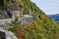 美丽的高速公路绕组悬崖山石头墙支持边缘