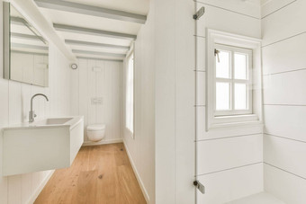 狭窄的厕所。。。房间极简主义设计
