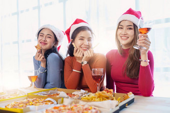 朋友生日聚会，派对无比的眼镜香槟披萨享受圣诞节假期披萨表格假期聚会，派对事件