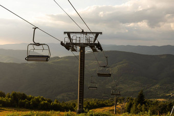 山黄色的<strong>电梯</strong>夏天一天山滑雪<strong>电梯</strong>山太阳喀尔巴阡山乌克兰