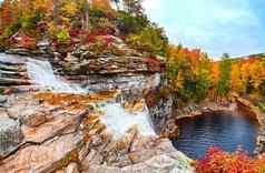 级联瀑布下降悬崖边缘身体水色彩斑斓的峰秋天
