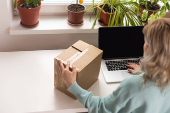 小启动业务主人包装盒子交付客户销售人员检查生产订单包产品发送客户出售电子商务交付的想法