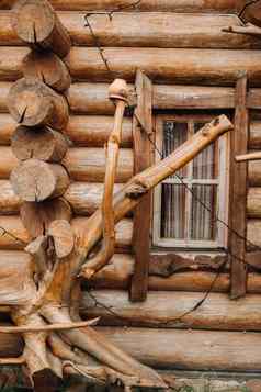 美丽的雕刻木房子村日志院落