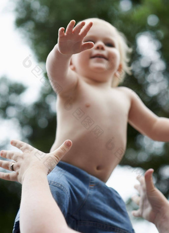 有趣的妈妈婴儿男孩玩妈妈。