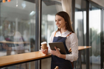 年轻的女经理餐厅平板电脑女人咖啡商店<strong>老板</strong>开放标志小业务概念