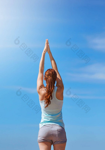女人锻炼瑜伽冥想手空气<strong>蓝色</strong>的天空自由<strong>健康健康</strong>户外健身模型祈祷构成锻炼正念精神<strong>健康</strong>冥想