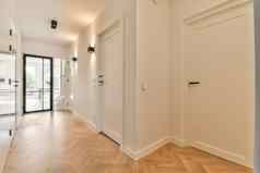 走廊白色墙木地板门
