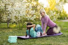 妈妈。女儿在户外瑜伽健康的生活方式