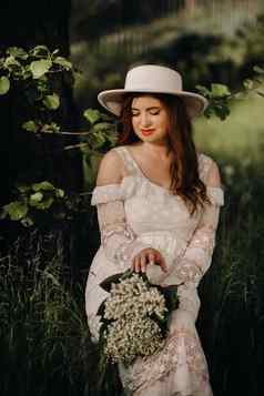 肖像美丽的女人白色衣服他百合谷女孩自然春天花
