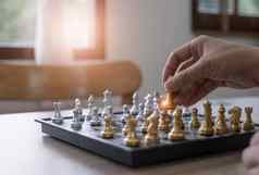 特写镜头手男人。移动国际象棋数字竞争成功玩策略管理领导概念