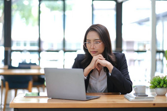 专业亚洲女商人女经理若有所思地思考业务计划业务问题解决方案项目办公室