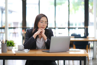 专业亚洲女商人女经理若有所思地思考业务<strong>计划</strong>业务问题解决<strong>方案</strong>项目办公室