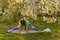 女孩瑜伽说谎体育席公园健康的生活方式幼稚的习惯
