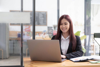 亚洲业务女人计算器移动PC<strong>数学</strong>金融办公室桌子上税<strong>报</strong>告会计统计数据分析研究概念