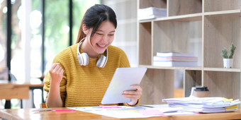 亚洲女孩学生<strong>在线</strong>学习类研究<strong>在线</strong>视频调用变焦老师快乐亚洲女孩学习英语语言<strong>在线</strong>电脑移动PC