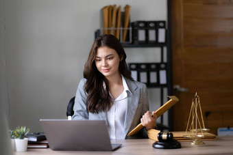 亚洲律师女人工作移动PC电脑<strong>法律</strong>办公室<strong>法律法律</strong>服务概念