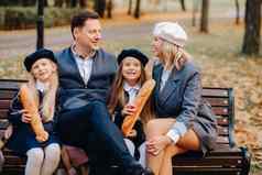 大家庭坐着板凳上秋天公园快乐人秋天公园