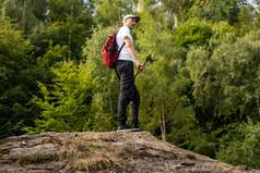 男人。手持有徒步旅行波兰绿色散景背景复制空间夏天活动冒险人概念