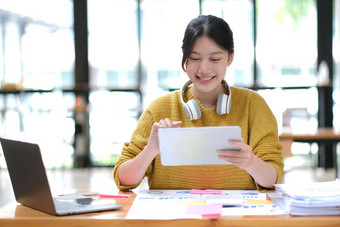 亚洲女孩学生在线学习类研究在线视频调用变焦老师快乐亚洲女孩学习英语语言在线电脑移动PC