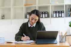 女人写作使列表采取笔记记事本工作学习移动PC在室内教育培训研讨会教育在线概念