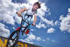 练习游戏十几岁的男孩骑BMX滑板运动场地