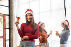 集团亚洲朋友收集庆祝圣诞节香槟吃披萨首页快乐假期聚会，派对朋友的同事概念