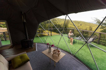 女人工作移动PC户外泡沫帐篷房子圆顶自然旅行概念