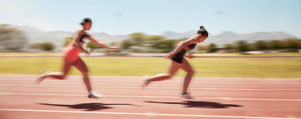 体育健身继电器比赛女人运动员通过接力棒队友跟踪比赛运行团队合作健康女跑步者合作伙伴赛车有竞争力的体育运动