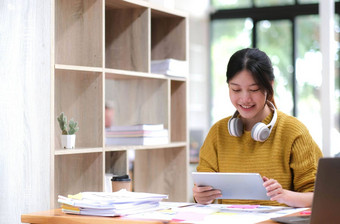 亚洲女孩学生<strong>在线</strong>学习类研究<strong>在线</strong>视频调用变焦老师快乐亚洲女孩学习英语语言<strong>在线</strong>电脑移动PC