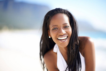 微笑比夏天太阳华丽的非裔美国人女人享受一天海滩