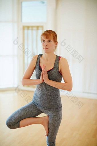 住伟大的形状<strong>每天</strong>瑜伽<strong>锻炼</strong>女人瑜伽在室内