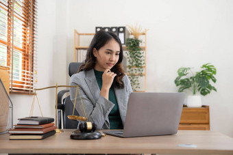 亚洲业务律师女人工作电脑移动PC法律办公室法律法律服务概念