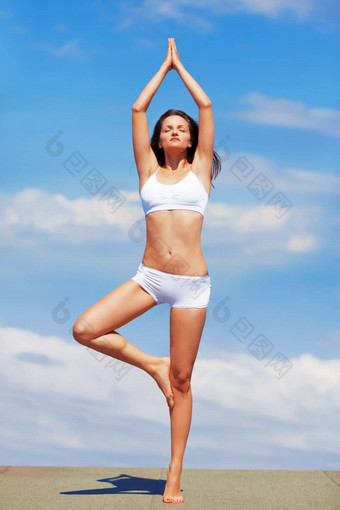 高度放松全身的拍摄适合年轻的女人瑜伽屋顶