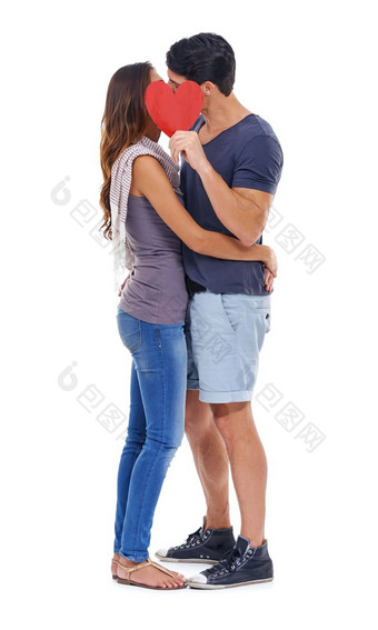 分<strong>享私</strong>人时刻工作室拍摄年轻的夫妇接吻小心孤立的白色
