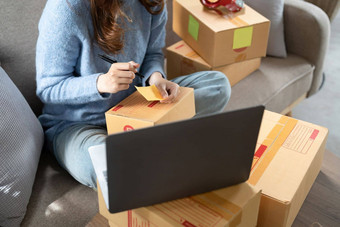 开始小企业锻造主人女人企业家工作盒子检查在线订单准备包盒子出售客户锻造业务的想法在线