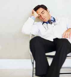 年轻的累了医生睡觉椅子医院肖像年轻的累了医生睡觉椅子医院