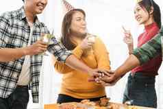 集团快乐的同事们有趣的一年庆祝活动业务成功同事多样化的人办公室聚会，派对