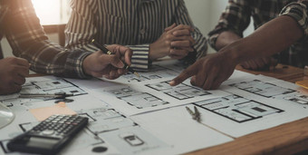 工程师团队合作会议画工作蓝图会议项目工作合作伙伴模型建筑工程工具工作网站建设结构概念