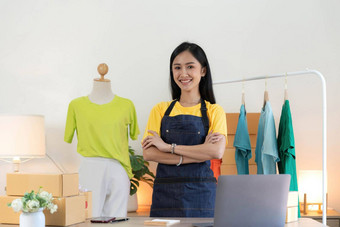 启动小业务企业家锻造亚洲女人包装布盒子肖像年轻的亚洲小业务老板首页办公室在线出售市场营销交付锻造电子商务电话销售概念