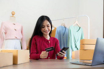 启动小业务企业家锻造亚洲女人包装布盒子手持有信贷卡邮政盒子启动小业务企业家自由工作首页