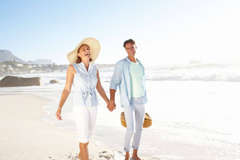 享受让人耳目一新微风海滩幸福的夫妇享受美丽的一天海滩