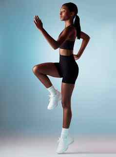 体育锻炼女人跑步者工作室平衡形式动机健身健康黑色的女人牙买加运行蓝色的背景健康的女孩有氧运动培训马拉松比赛