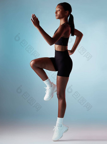 体育锻炼女人跑步者工作室平衡形式动机健身<strong>健康</strong>黑色的女人牙买加运行<strong>蓝色</strong>的背景<strong>健康</strong>的女孩有氧运动培训马拉松比赛