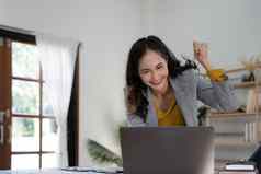 快乐兴奋亚洲女人庆祝电脑移动PC成功快乐行动自由职业者企业家技术开始现代首页