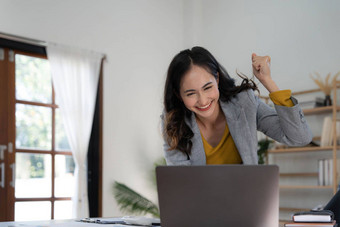 快乐兴奋亚洲女人庆祝电脑移动PC成功快乐<strong>行动</strong>自由职业者<strong>企业</strong>家技术开始现代首页