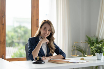 业务女人律师讨论合同论文黄铜规模木桌子上办公室法律法律服务建议正义真正的房地产概念